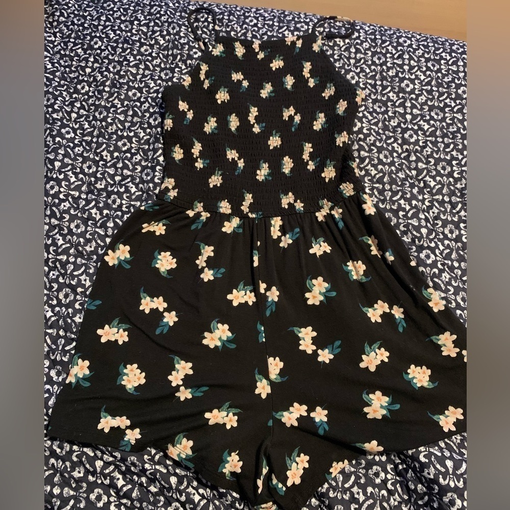 EUC woman’s XS Hollister shorts romper floral design